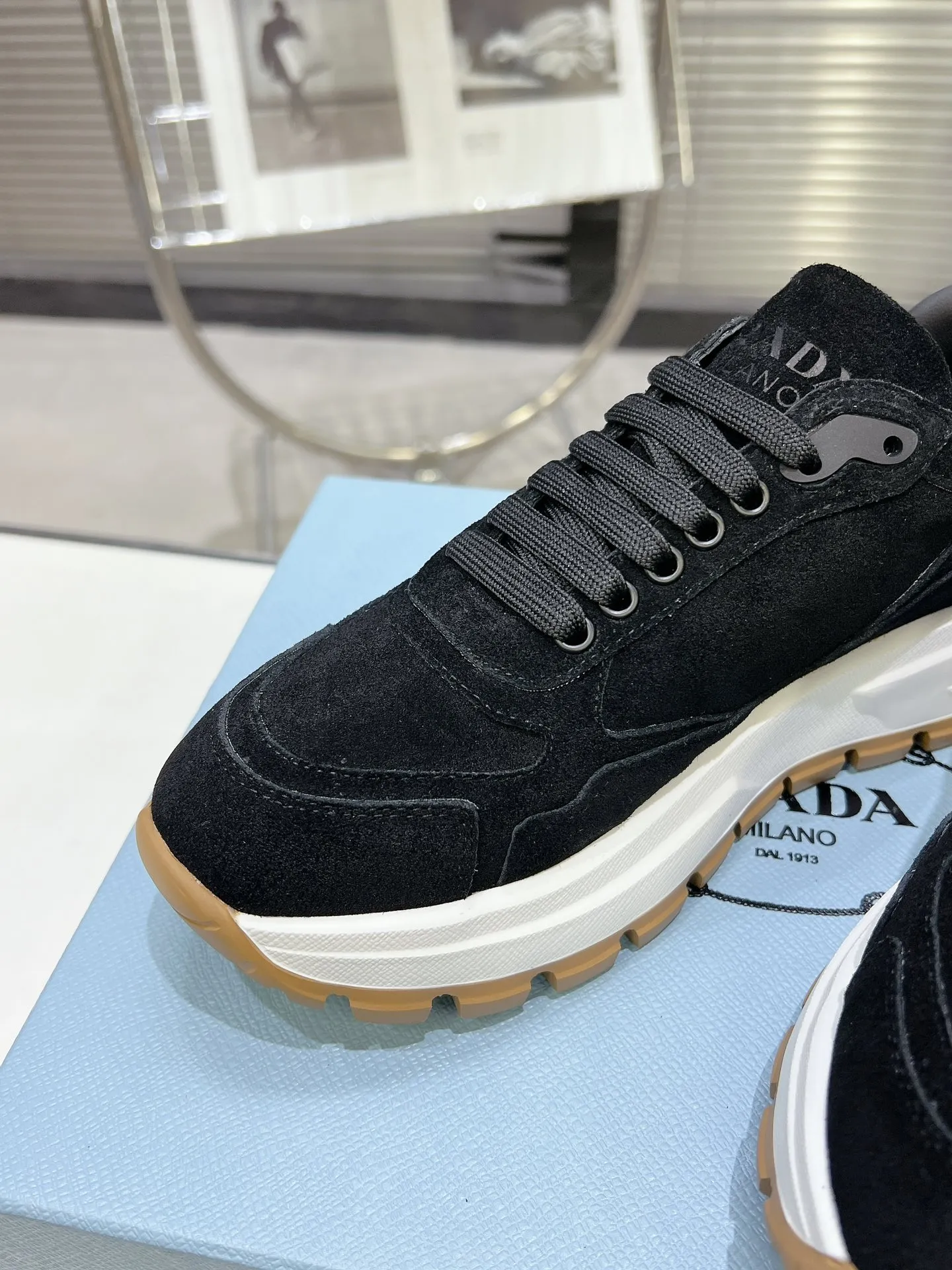 👟👟Ex-factory price 580👟👟 PRADA ²⁰²4 𝐬𝐬Prada’s new product comes with strength! ❣️Many Internet celebrities have the same style, fashionable and versatile nice items, original shoes are developed and purchased from Italian counters, and are reproduced 1:1 according to the original taste. This year’s theme is not to be defined, embodying texture through simplicity💛From thick-soled sneakers to zigzag short boots to 2024 flat shoes, everything reveals a sure-fire momentum...combining gentleness and handsomeness, the finishing touch for women❤️ The top-grade open-edge beaded cowhide with imported cowhide triangle logo is consistent with the original version, the wear-resistant and ultra-light two-color outsole, and the sheepskin lining are breathable and comfortable. ⚛Size: Women's 34-40 ⚛Size: Men's 39-45 Original packaging accessories. ⚛